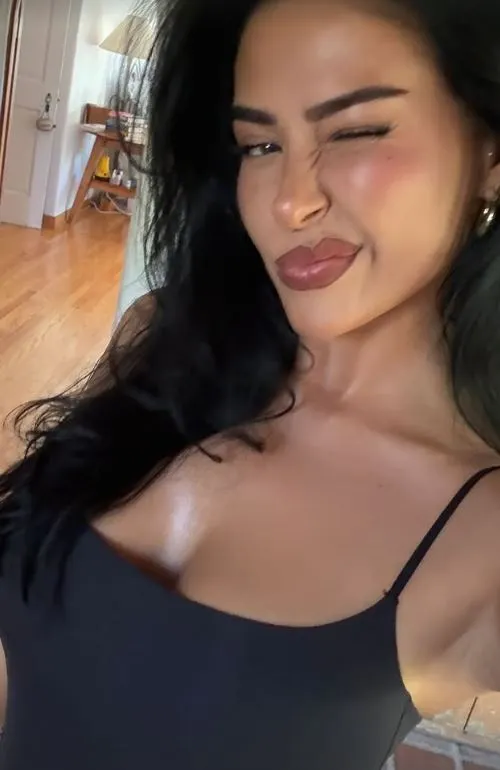 BELL'S BELLE Jude Bellingham’s girlfriend gives fans cheeky wink as Real Madrid Wag puts on busty display in mirror selfie