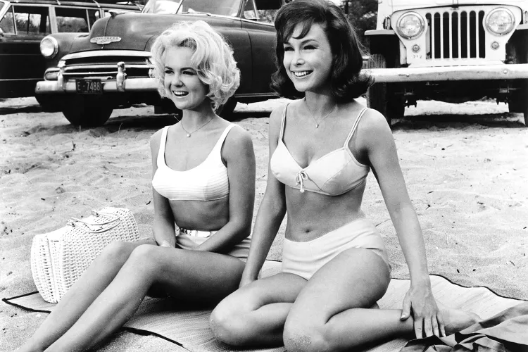Shelley Fabares and Barbara Eden in 1964. Credit : everett