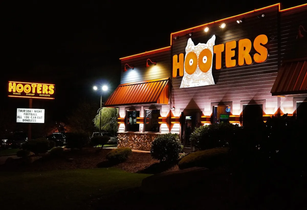 Photo by Anthony92931 – [https://commons.wikimedia.org/wiki/File:Hooters_Restaurant.jpg]