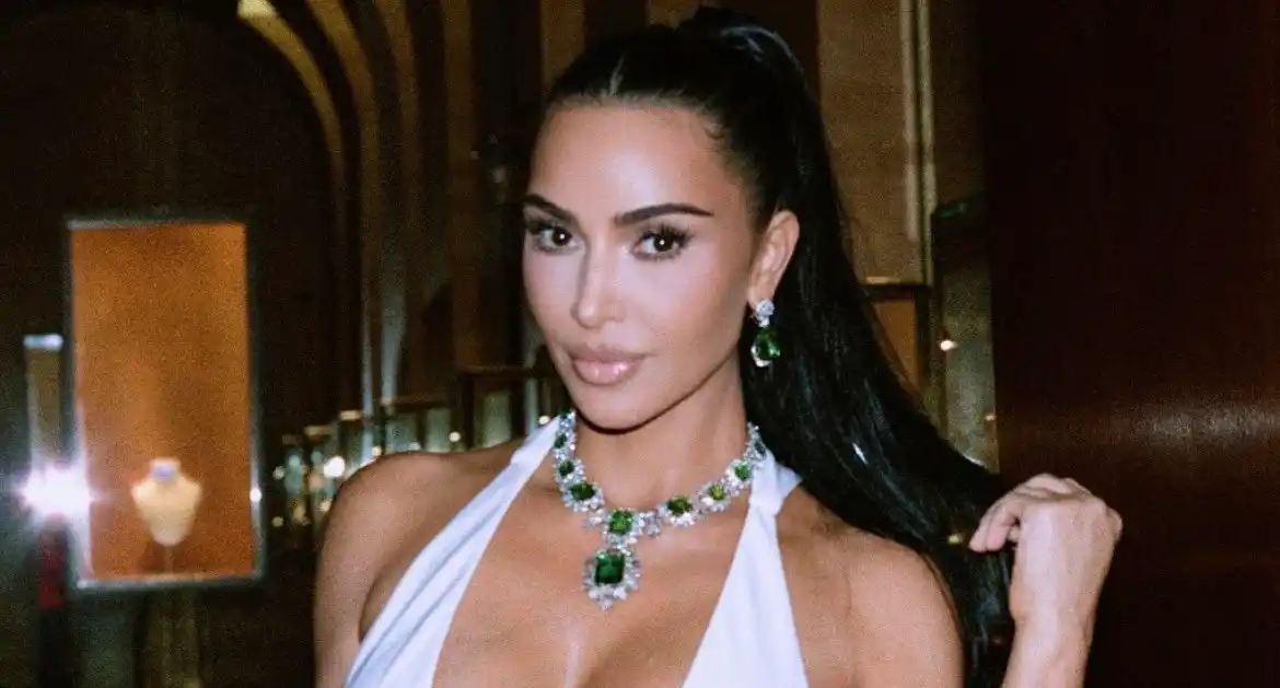 Kim Kardashian trying on Elizabeth Taylor’s jewelry in Rome